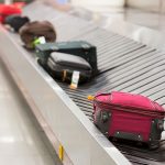Esteira de aeroporto com diversas bagagens